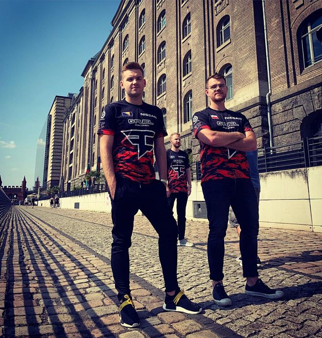 巴赫的夜魔装扮预示着对Xm的毒龙团队战斗的致命免费礼物，XG赢得了第一场比赛