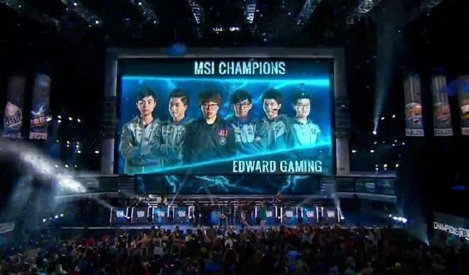 Doinb ：教练不要晚上天天打那个B排位啊 去看看别的队伍的训练赛