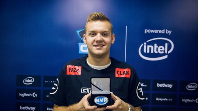 Yummy Yongen打出了三杀，Yuanyue Rambo获得了褒贬不一的评价， Weibo Gaming 横扫 Anyone's Legend